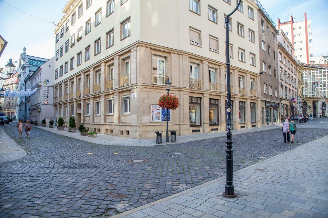 Downtown Pedestrian Zone Apartment Bratislava Bagian luar foto